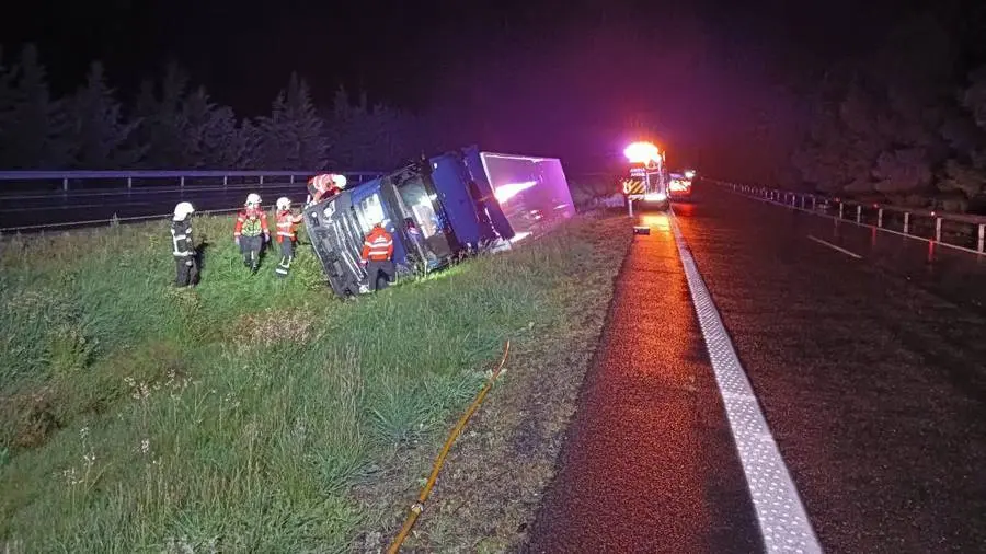 Imagen del cami&oacute;n frigor&iacute;fico volcado en Cadreita. BOMBEROS DE NAVARRA