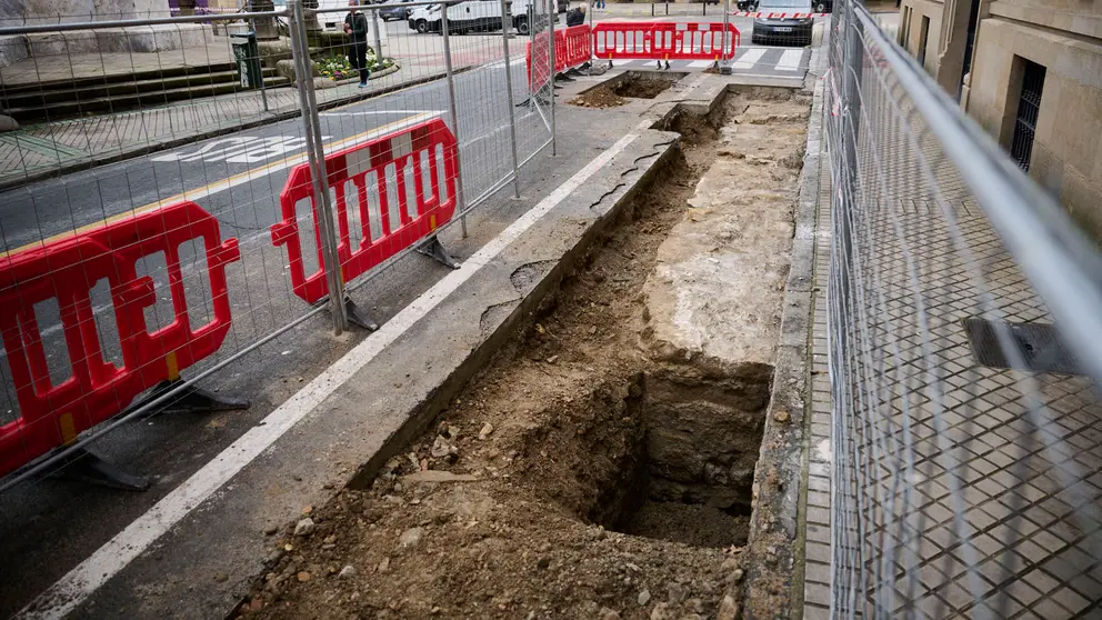Restos arqueol&oacute;gicos descubiertos en la obras de reurbanizaci&oacute;n del Paseo Sarasate. PABLO LASAOSA
