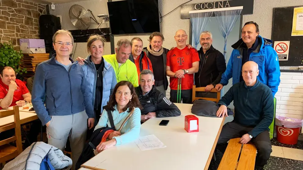 El grupo de peregrinos andaluces en el bar del centro parroquial de Monreal. Navarra.com