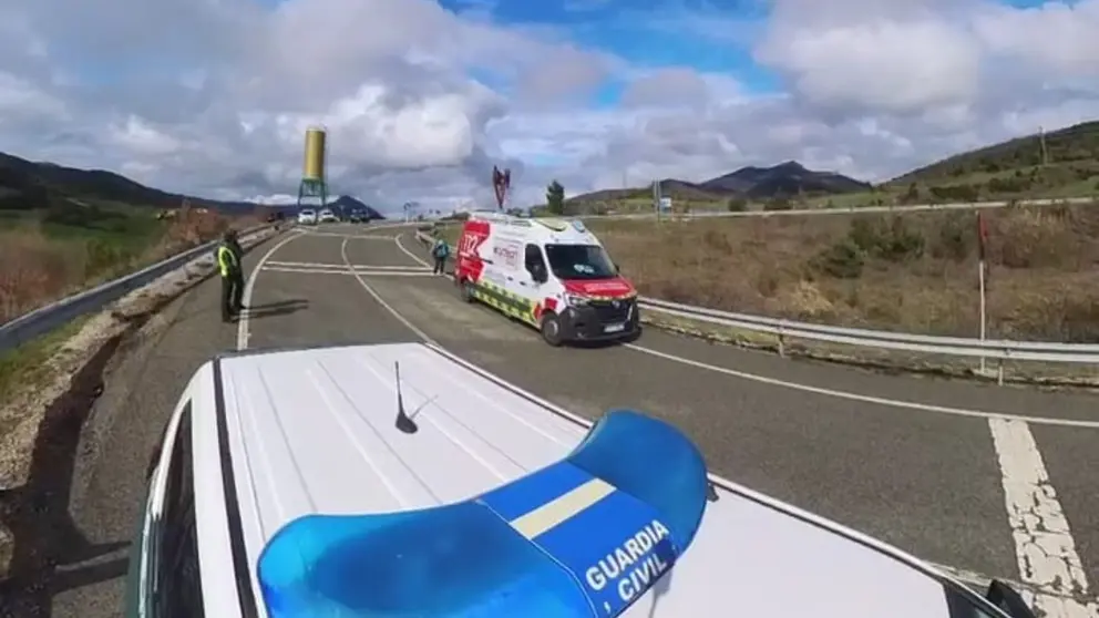 Momento de la atenci&oacute;n al joven. GUARDIA CIVIL NAVARRA