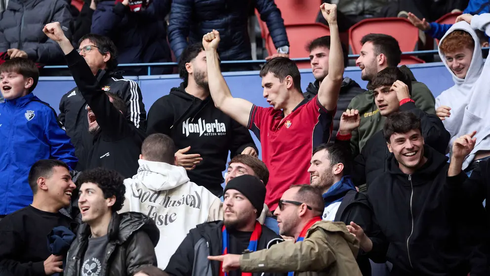 La grada del estadio de El Sadar durante el partido de La Liga EA Sports entre CA Osasuna y RCD Mallorca disputado en Pamplona. I&Ntilde;IGO ALZUGARAY
