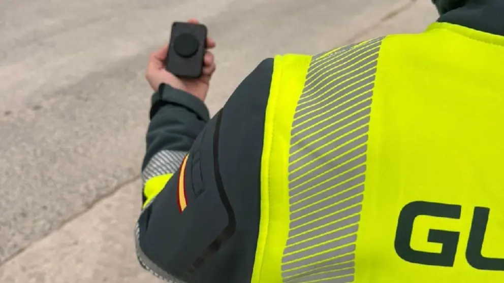 Un guardia civil sostiene el detector de radares. GUARDIA CIVIL