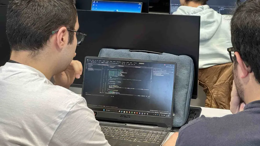 Estudiantes de la Universidad EUNEIZ aprendiendo programaci&oacute;n. CEDIDA