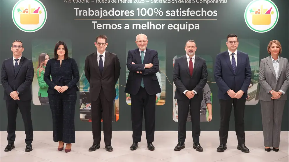 Juan Roig y miembros del Co mité de Dirección de Mercadona tras la celebración de la Rueda de Prensa 2025. MERCADONA