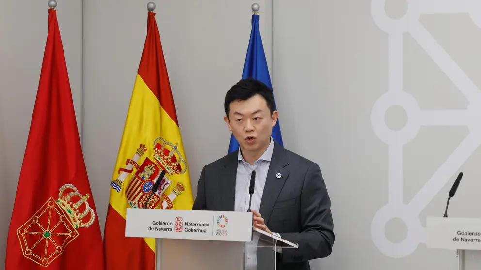 GRAFCAV817. PAMPLONA, 10/03/2026.- Pamplona ha acogido este martes la formalizaci&oacute;n de un acuerdo inicial para la instalaci&oacute;n en Navarra de una planta de la empresa china Hithium, dedicada a la fabricaci&oacute;n de bater&iacute;as y sistemas de almacenamiento de energ&iacute;a que, con una inversi&oacute;n inicial de unos 400 millones de euros, a buen seguro ser&aacute; "la historia de un &eacute;xito". Lo ha dicho la presidenta de Navarra, Mar&iacute;a Chivite, quien ha rubricado el anuncio acompa&ntilde;ado por el director de Inversiones, Hao Wang (i) y el consejero de Industria, Mikel Irujo. EFE/ Jes&uacute;s Diges