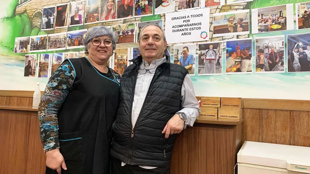 To&ntilde;i y Pedro junto al cartel donde anuncian la despedida del bar Zubizarra en Burlada. Navarra.com