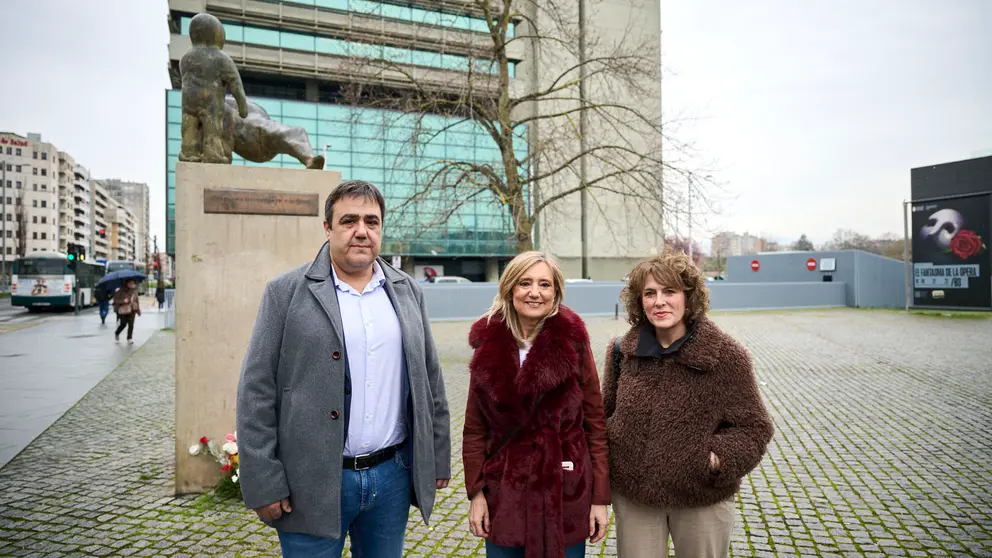 La presidenta de UPN, Cristina Ibarrola, ofrece declaraciones con motivo del D&iacute;a Europeo de las V&iacute;ctimas del Terrorismo, tras depositar una flor en recuerdo a las v&iacute;ctimas.  PABLO LASAOSA