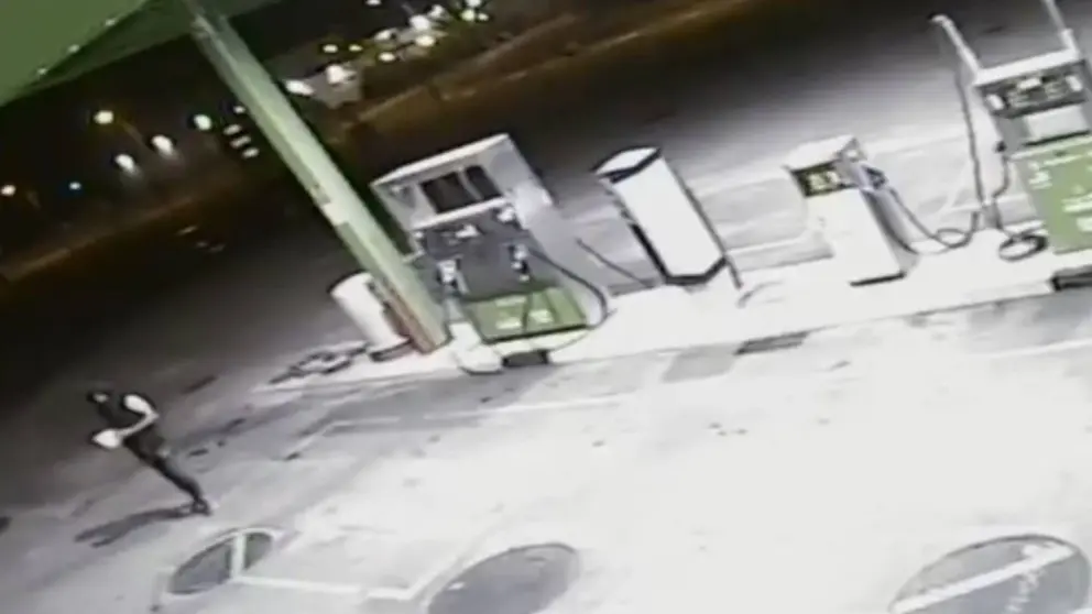 Imagen captada por las c&aacute;maras de seguridad de la gasolinera asaltada en Castej&oacute;n. GUARDIA CIVIL