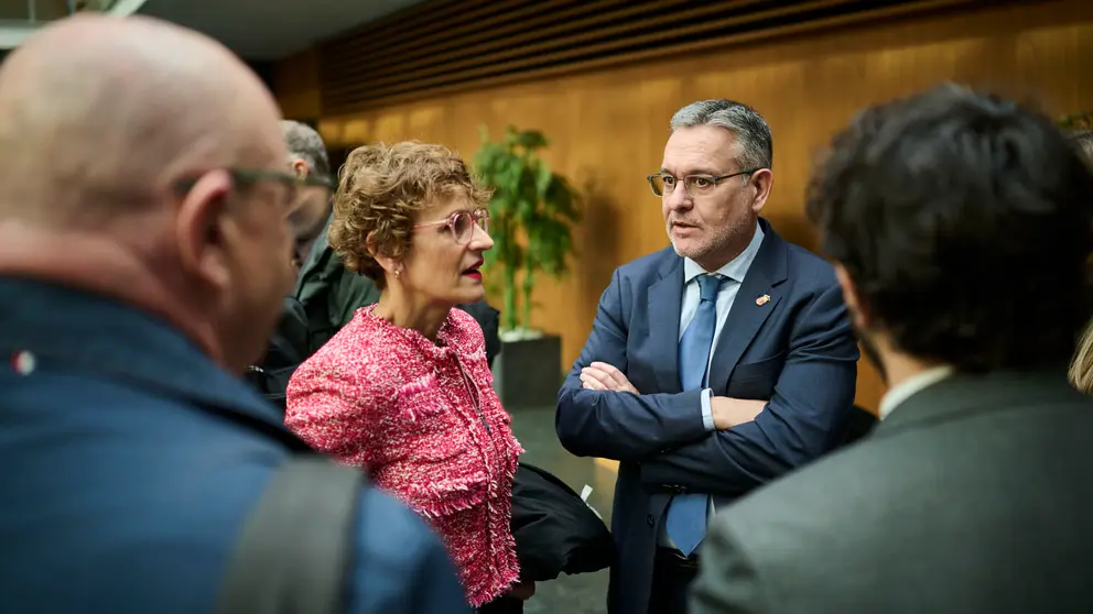 Mar&iacute;a Chivite, presidenta del Gobierno de Navarra, junto a Juan Luis Garc&iacute;a, consejero de Universidad, Innovaci&oacute;n y Transformaci&oacute;n Digital, durante el Pleno del Parlamento de Navarra. PABLO LASAOSA