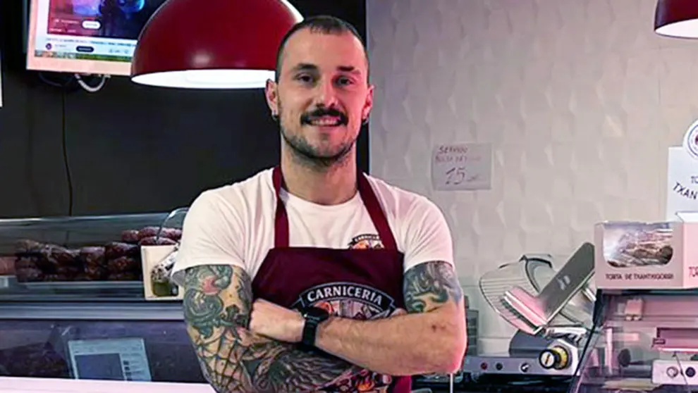 Asier P&eacute;rez de Pipa&oacute;n en su carnicer&iacute;a Bengoa en  Caparroso. Gremio de carniceros de Navarra.