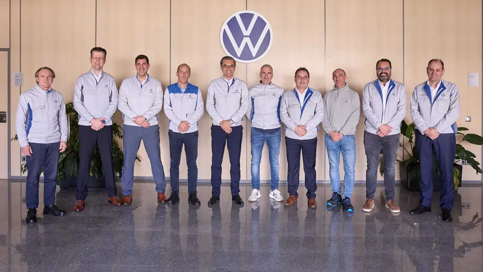 De izquierda a derecha, Ram&oacute;n Bult&oacute; (director de Pilothalle &
Anlaufmanagement), Andreas Benson (director de Finanzas&IT), Friso
Strahmann (director de Recursos Humanos), Miguel &Aacute;ngel Grijalba (director
de Producci&oacute;n), Michael Hobusch (presidente de Volkswagen Navarra), Alfredo Morales (presidente del Comit&eacute; de Empresa), Javier Mu&ntilde;oz (director
de Calidad), Carlos Zalduendo (CC. OO.), David Garc&iacute;a (director de Ingenier&iacute;a
de Planificaci&oacute;n) y Alfonso Eslava (director de Log&iacute;stica). CEDIDA