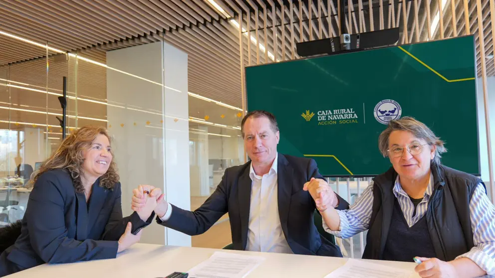 Foto de la firma entre Banco de Alimentos de Navarra y Acci&oacute;n Social de Caja Rural de Navarra. CEDIDA