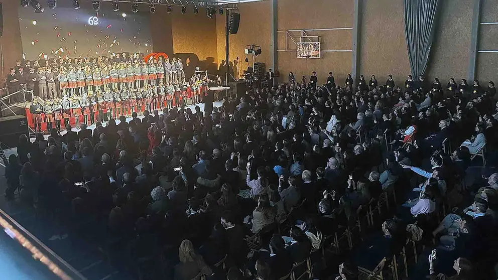 El colegio Miravalles-El Red&iacute;n celebra sus 60 a&ntilde;os con un emotivo acto en el polideportivo del centro acad&eacute;mico.