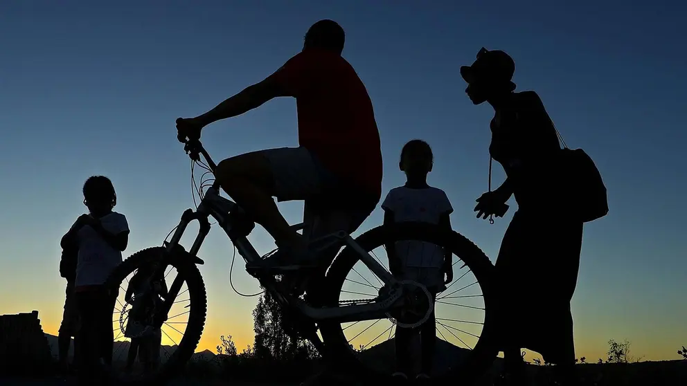 Varias personas en el alto de Ripagaina, en Pamplona, a donde acudieron para intentar ver un eclipse de sol. EFE/Jes&uacute;s Diges