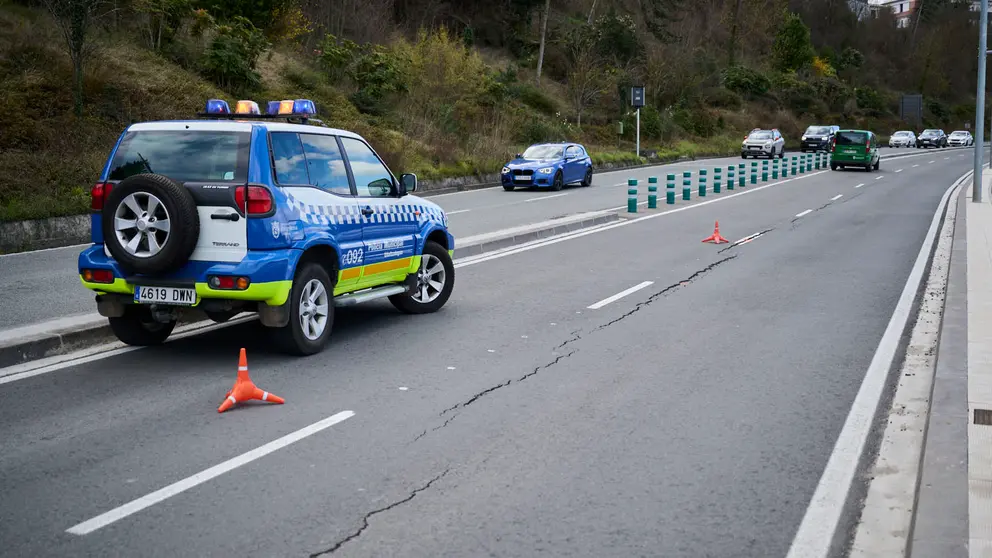 Grietas en la carretera de la cuesta de Beloso debido al asentamiento.
