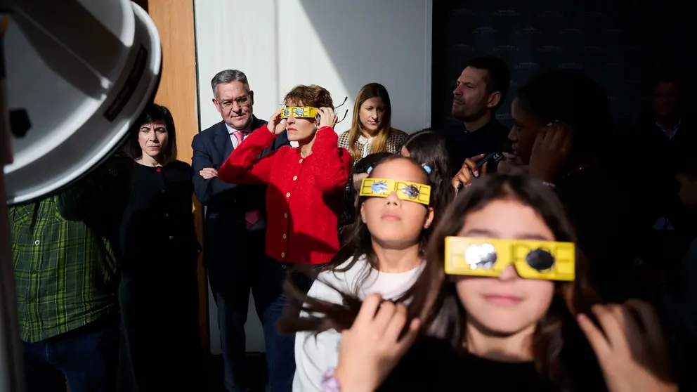 La presidenta de Navarra, Mar&iacute;a Chivite, participa en un acto del programa &lsquo;Escuela de Estrellas&rsquo;, que prepara al alumnado navarro para comprender y vivir de cerca el acontecimiento del eclipse total de sol que ser&aacute; visible en Navarra el pr&oacute;ximo 12 de agosto de 2026. PABLO LASAOSA