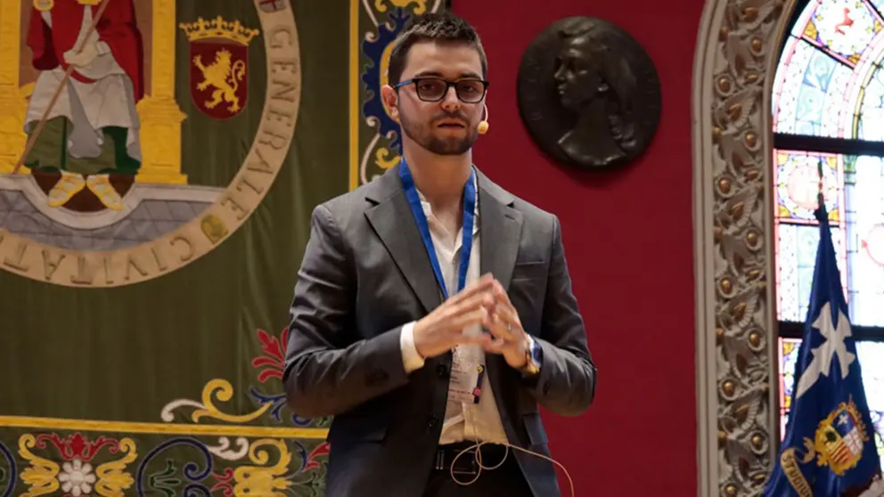 Adri&aacute;n Ruiz Elvira, durante su discurso. UNIVERSIDAD P&Uacute;BLICA DE NAVARRA