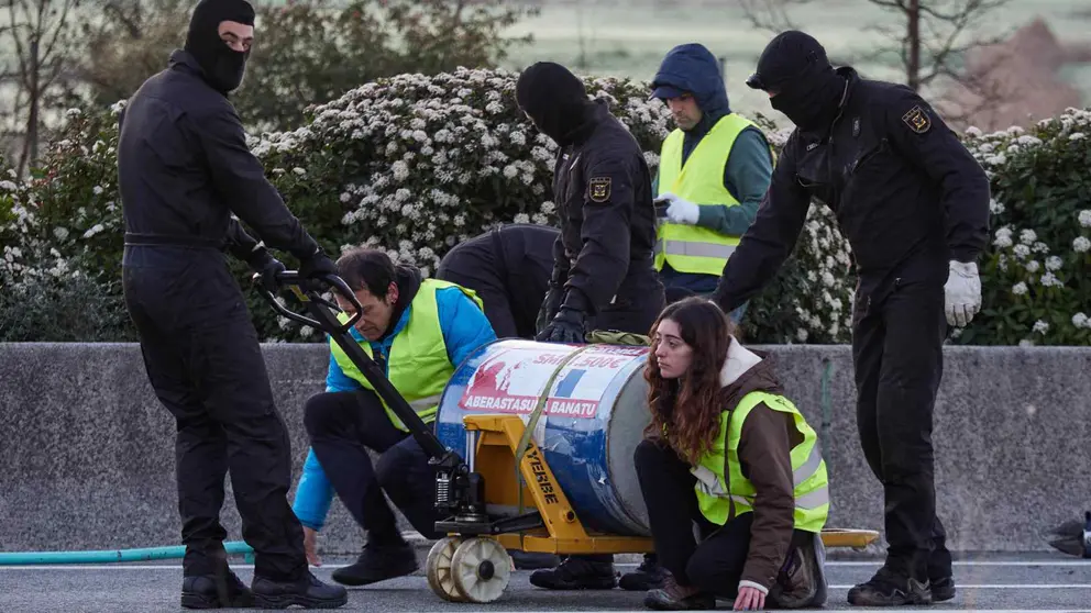 Agentes de la Polic&iacute;a Foral intervienen en la ronda de Pamplona ante los piquetes que han cortado la carretera a la altura de Mutilva. POLIC&Iacute;A FORAL