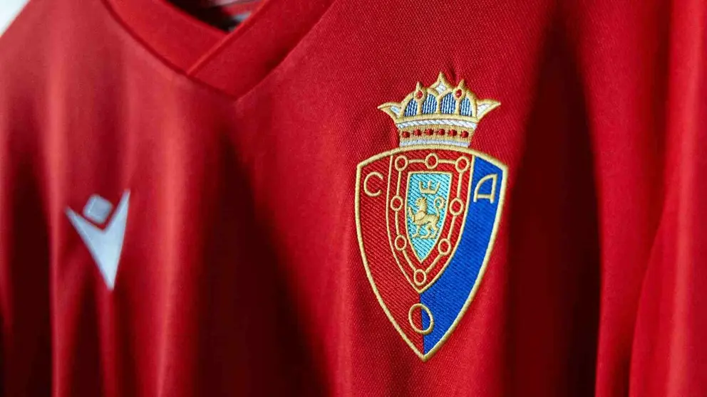 Camiseta retro de Osasuna que el equipo lucir&aacute; en el partido contra el Betis. OSASUNA