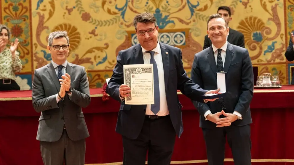 El abogado del Estado jefe en Navarra, Enrique Azparren Jover, recibe la Cruz de San Raimundo de Pe&ntilde;afort. DELEGACI&Oacute;N DEL GOBIERNO DE NAVARRA