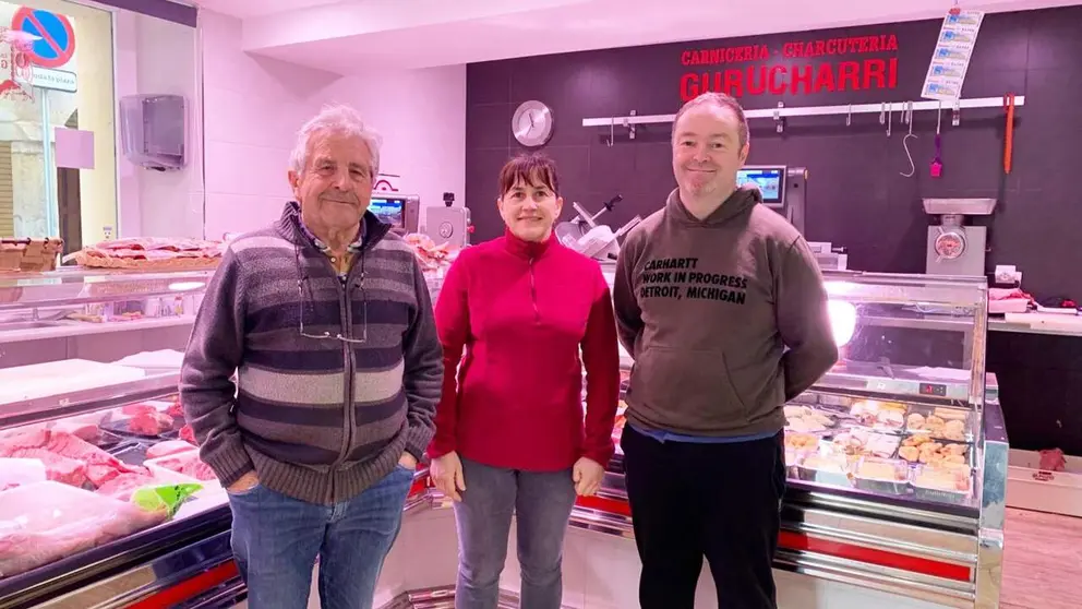 Javier Gurucharri junto a su hija Mar&iacute;a y su marido &Aacute;ngel en la carnicer&iacute;a Gurucharri de Los Arcos. Navarra.com