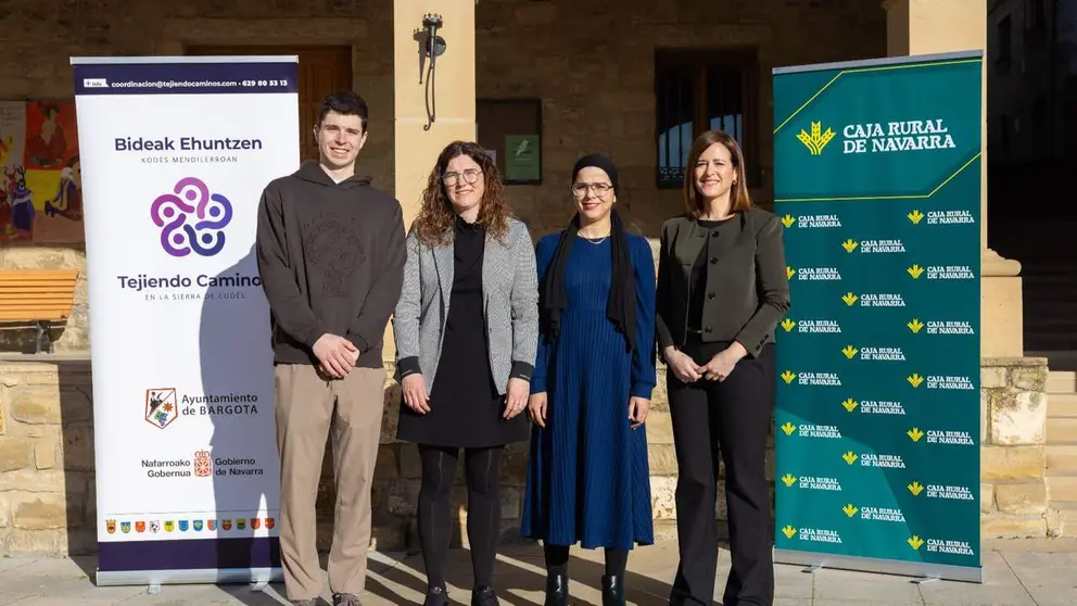 Cristina Rem&iacute;rez, alcaldesa de Bargota, equipo de Tejiendo Caminos, y Edurne Mar&iacute;n, Jefa de Zona de Caja
Rural de Navarra en Tierra Estella