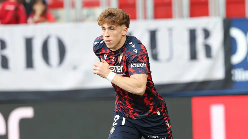 V&iacute;ctor Mu&ntilde;oz calienta antes del partido ante el Espanyol en El Sadar. CA osasuna.