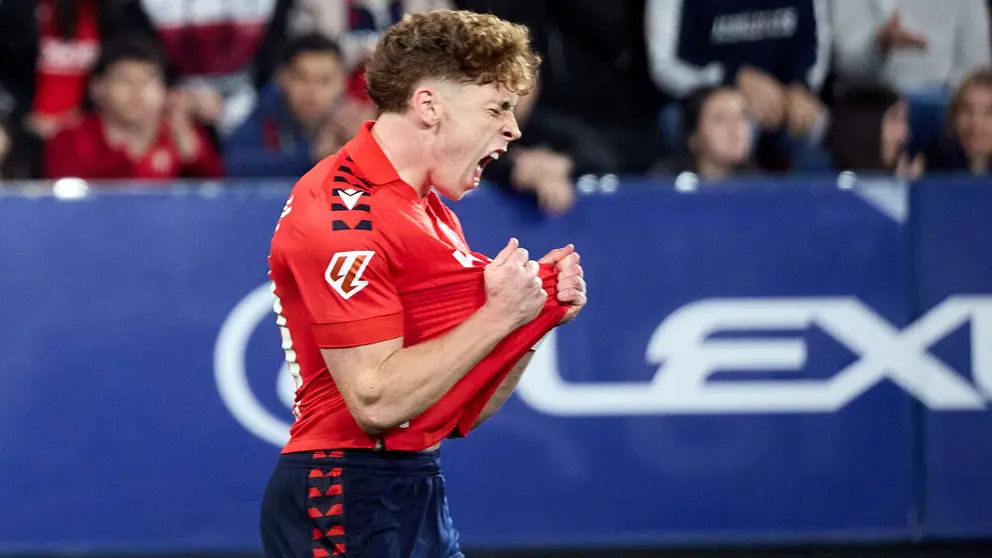 V&iacute;ctor Mu&ntilde;oz (21. CA Osasuna) durante el partido de La Liga EA Sports entre CA Osasuna y Girona FC disputado en el estadio de El Sadar en Pamplona. I&Ntilde;IGO ALZUGARAY