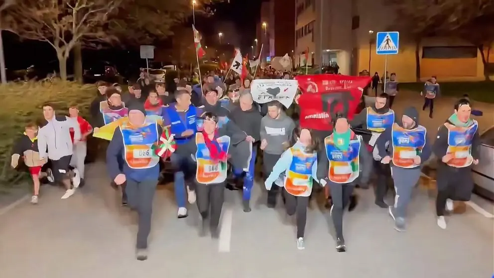 Imagen de carteles de apoyo a los presos de ETA, en el recorrido de la Korrika por Beriozar. X @DCUESTANAV