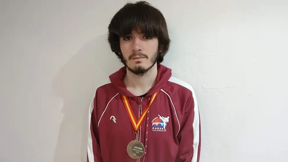 Oroel Villan&uacute;a, con su medalla de bronce de la Olimpiada Matem&aacute;tica Espa&ntilde;ola. UNIVERSIDAD P&Uacute;BLICA DE NAVARRA