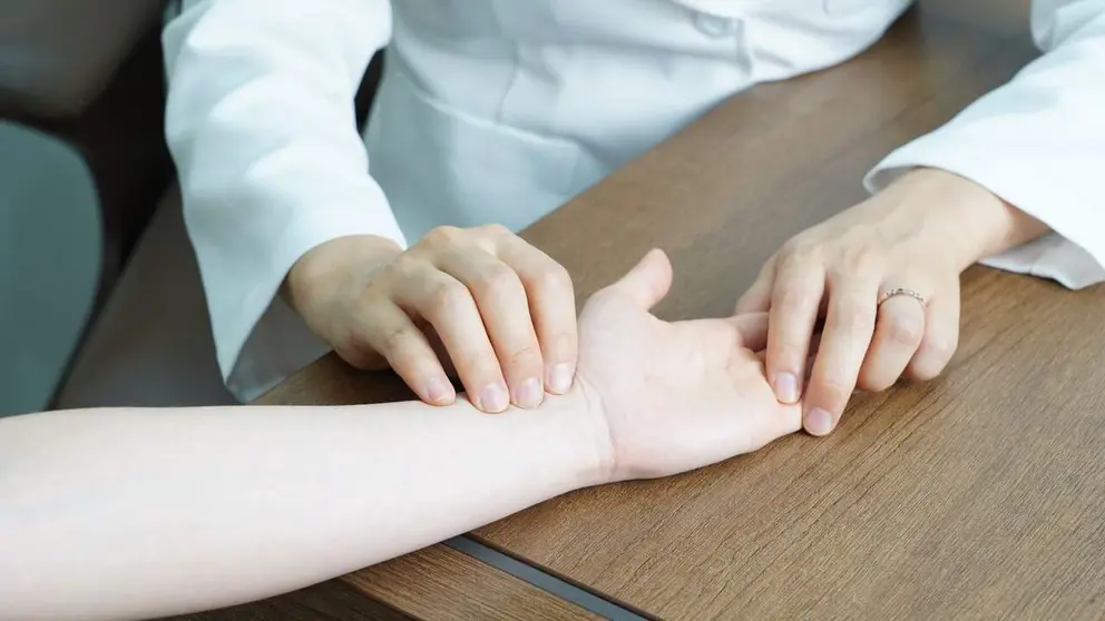Imagen de archivo de una doctora atendiendo a un paciente. PIXABAI