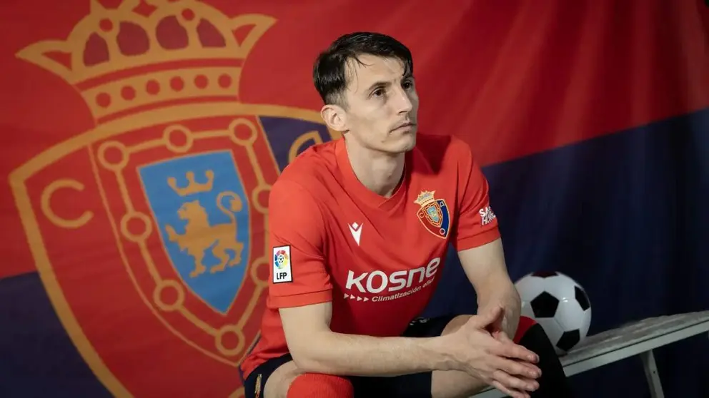 El jugador de Osasuna, Ante Budimir, con la nueva camiseta retro del club rojillo.