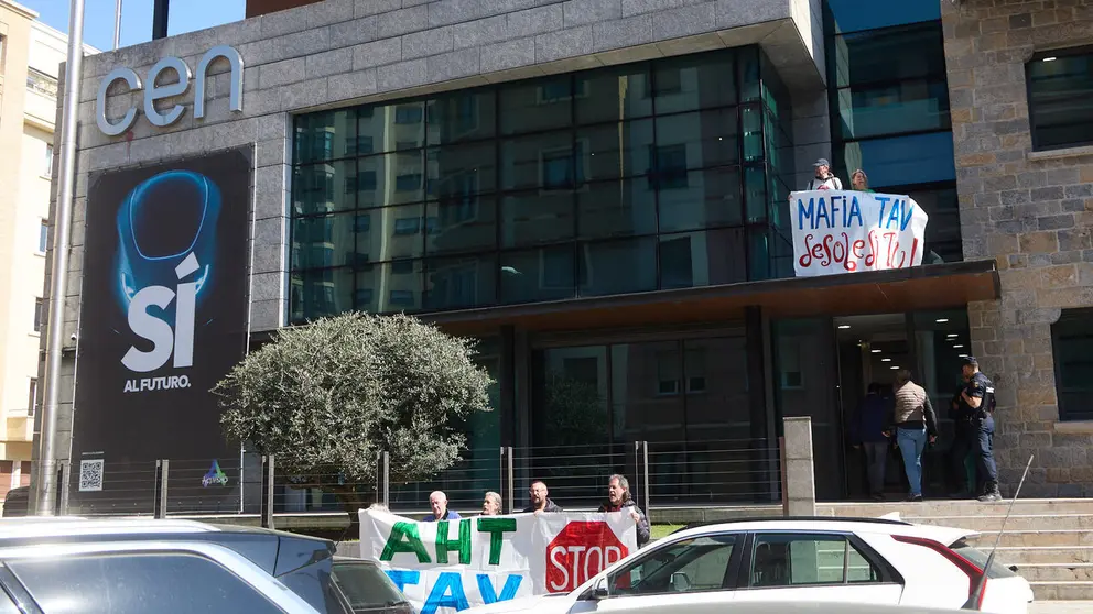 Con motivo del aniversario del lanzamiento de la Plataforma Pro TAV Navarra, las entidades adheridas celebran un acto plenario en la Confederaci&oacute;n de Empresarios de Navarra. I&Ntilde;IGO ALZUGARAY