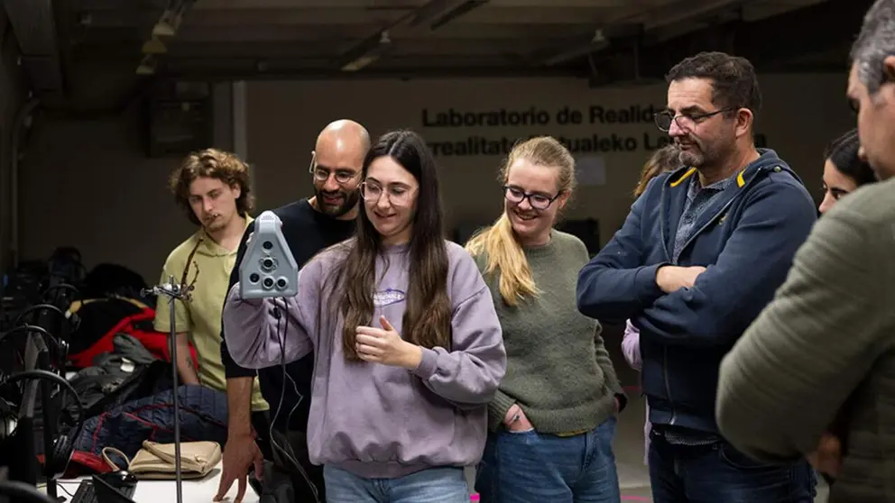 Demostraci&oacute;n de la t&eacute;cnica de escaneado 3D para la creaci&oacute;n de los gemelos digitales de la vid que se integrar&aacute;n en los m&oacute;dulos de realidad virtual para la ense&ntilde;anza de poda. UNIVERSIDAD P&Uacute;BLICA DE NAVARRA