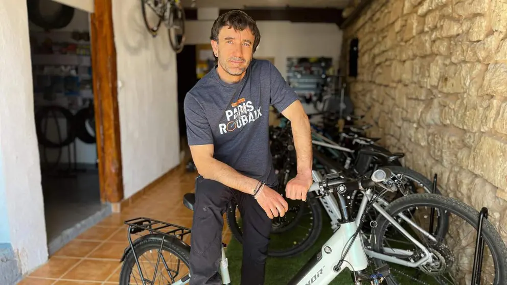 I&ntilde;aki Toledo en su tienda de bicicletas en Viana. Foto Teder.