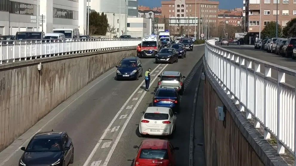 Imagen de los servicios de emergencias atendiendo el accidente en la avenida de Pamplona. NAVARRA.COM