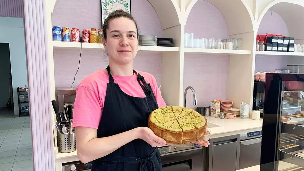 Cristina con uno de sus sabrosos pasteles en la cafeter&iacute;a Keiko de Pamplona. Navarra.com