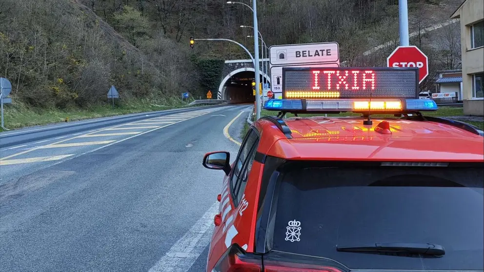 Un coche de la Polic&iacute;a Foral junto a la boca del t&uacute;nel de Velate. POLIC&Iacute;A FORAL