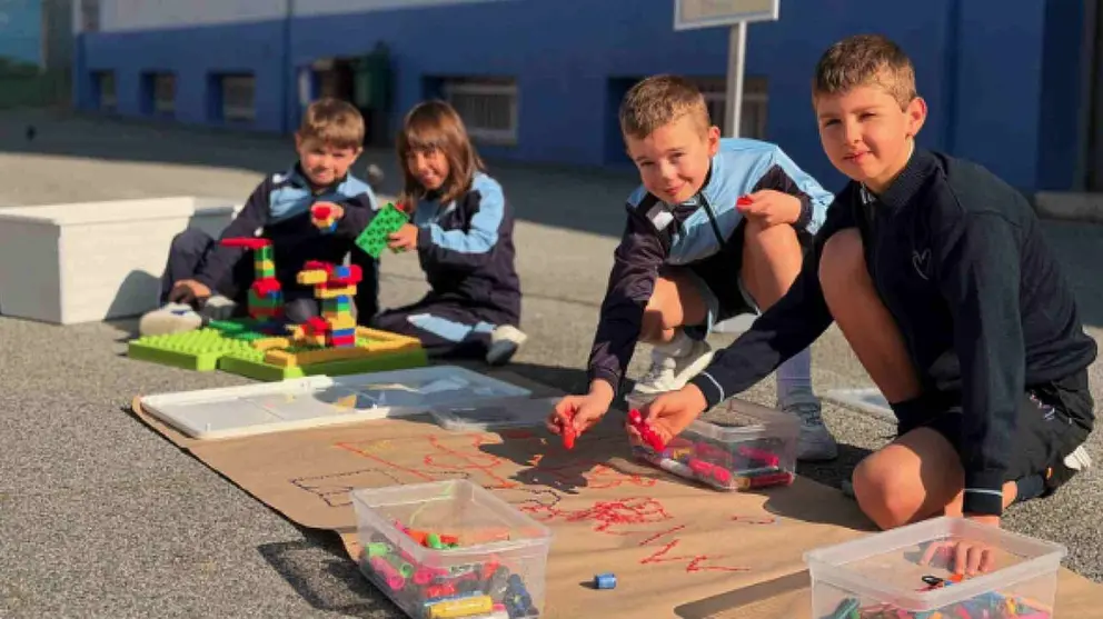 Unos ni&ntilde;os jugando en el patio del Colegio Amor de Dios de Burlada. CEDIDA