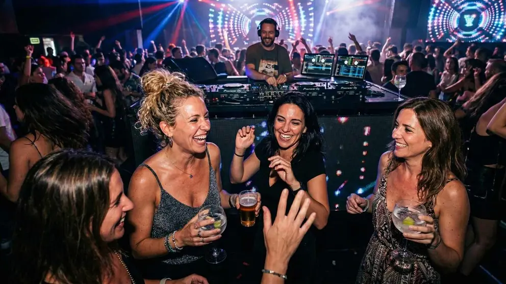 Fiesta de m&uacute;sica noventera en una discoteca.