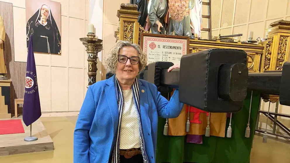Marimar Ganuza se agarra al paso del descendimiento en el local de la hermandad de la pasi&oacute;n. Navarra.com