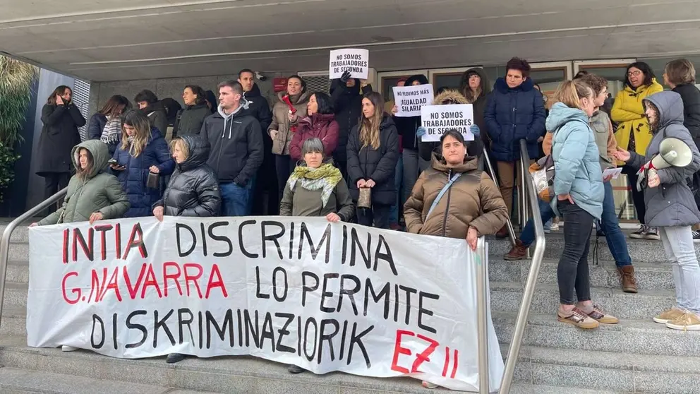 Concentraci&oacute;n convocada por el comit&eacute; de empresa de INTIA en protesta por "la discriminaci&oacute;n salarial que sufren los trabajadores subrogados". UGT