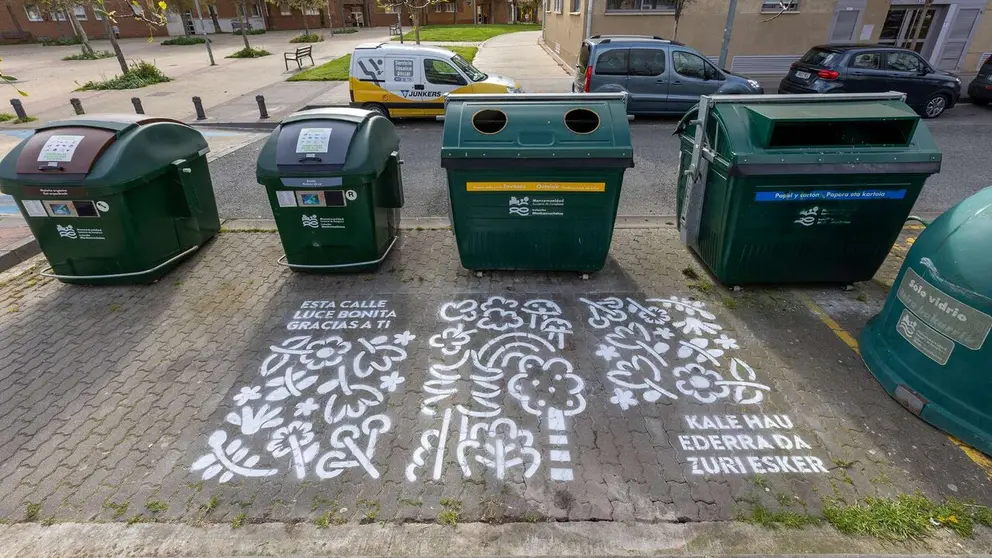 Pintada para concienciar contra el bolseo junto a unos contenedores en Anso&aacute;in. MANCOMUNIDAD DE LA COMARCA DE PAMPLONA