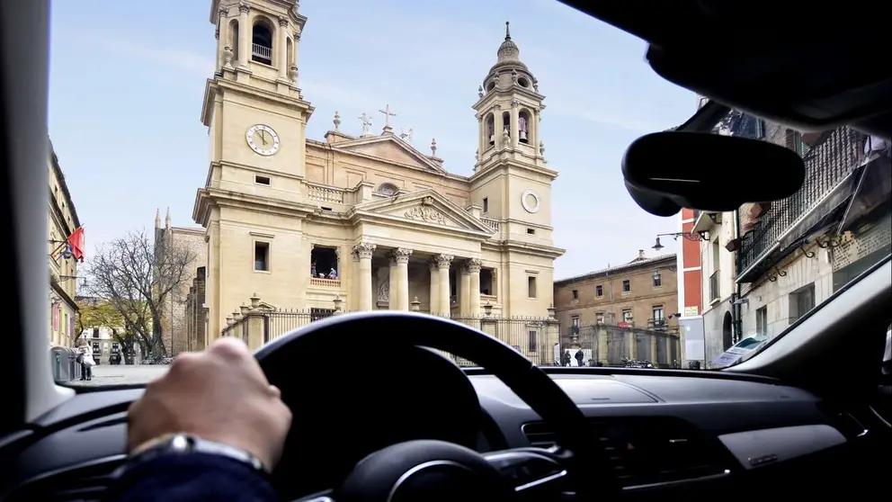 Vista de la Catedral de Pamplona desde el interior de un coche. CEDIDA