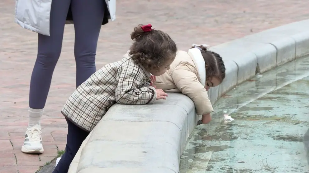 Ni&ntilde;as jugando con el agua de una fuente. EUROPA PRESS / ARCHIVO