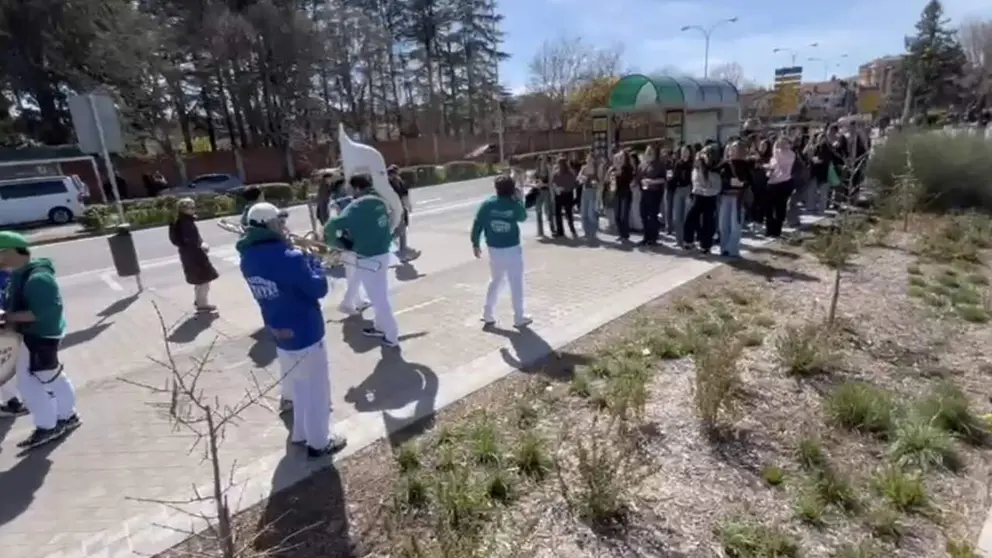 Ambiente festivo en la bajada a la Carpa Universitaria