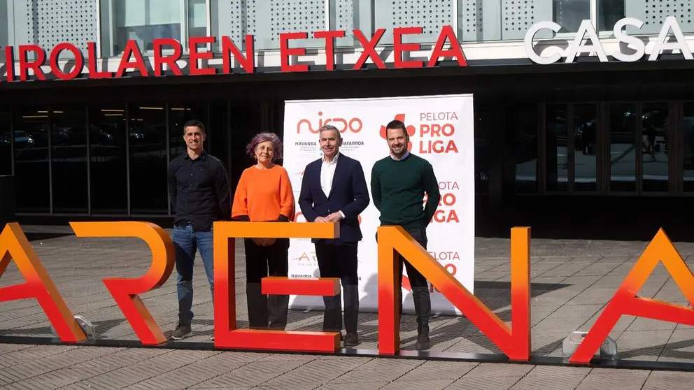 De izquierda a derecha: el subdirector de Atenci&oacute;n a Entidades y Rendimiento Deportivo, Xabier Larraya; la consejera Esnaola; el consejero delegado de Pelota Pro Liga, Joserra Garai; y Ram&oacute;n Urdi&aacute;in, director gerente de NICDO