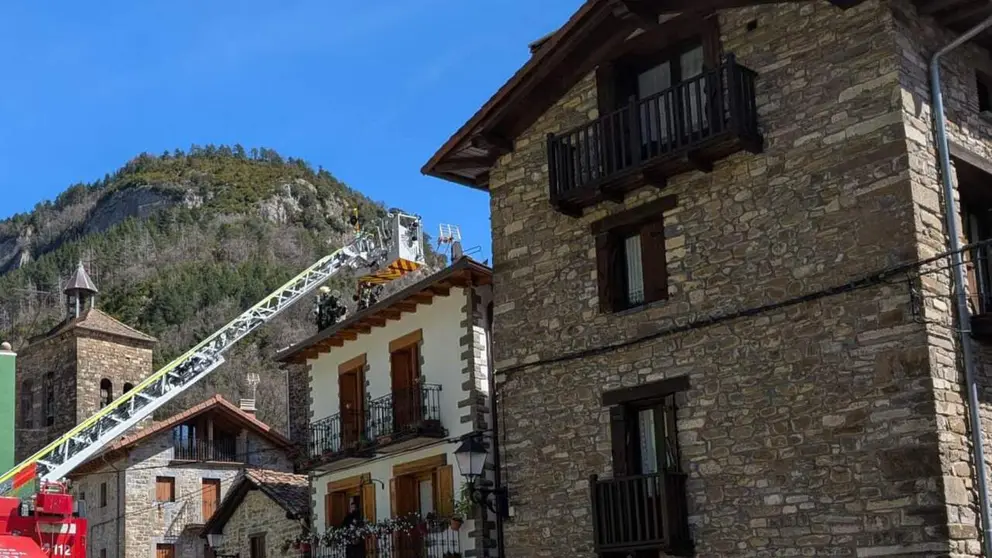 Imagen de la intervenci&oacute;n por incendio en Urzainqui. GUARDIA CIVIL DE NAVARRA