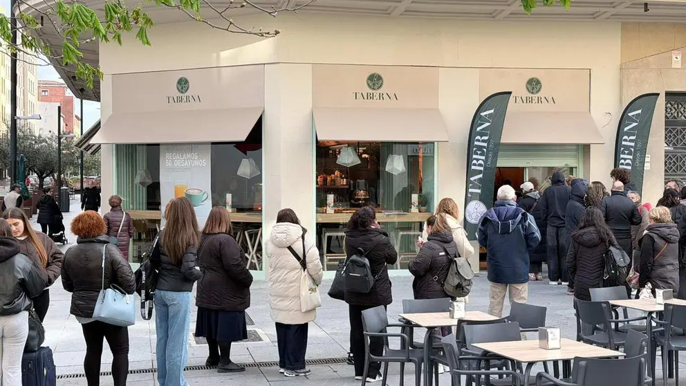 Cola de nuevos clientes en la apertura hoy del Taberna de Carlos III. CEDIDA