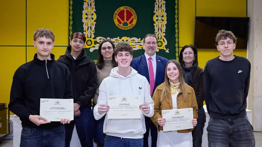 Alumnado ganador y estudiantes del centro Julio Caro Baroja, distinguido como mejor centro, junto al profesorado. En primera fila, de izda. a dcha., Leo Kr&uuml;germeyer Lafuente, Jon Barral, Silvia Lorente, y Chavdar Georgiev Syuleymanov. En la fila trasera, de izda. a dcha., la vicedecana y profesora Nuria Os&eacute;s, el decano de la Facultad, Jon Benito; y la profesora del IES Julio Caro Baroja Patricia Artxanko. UPNA